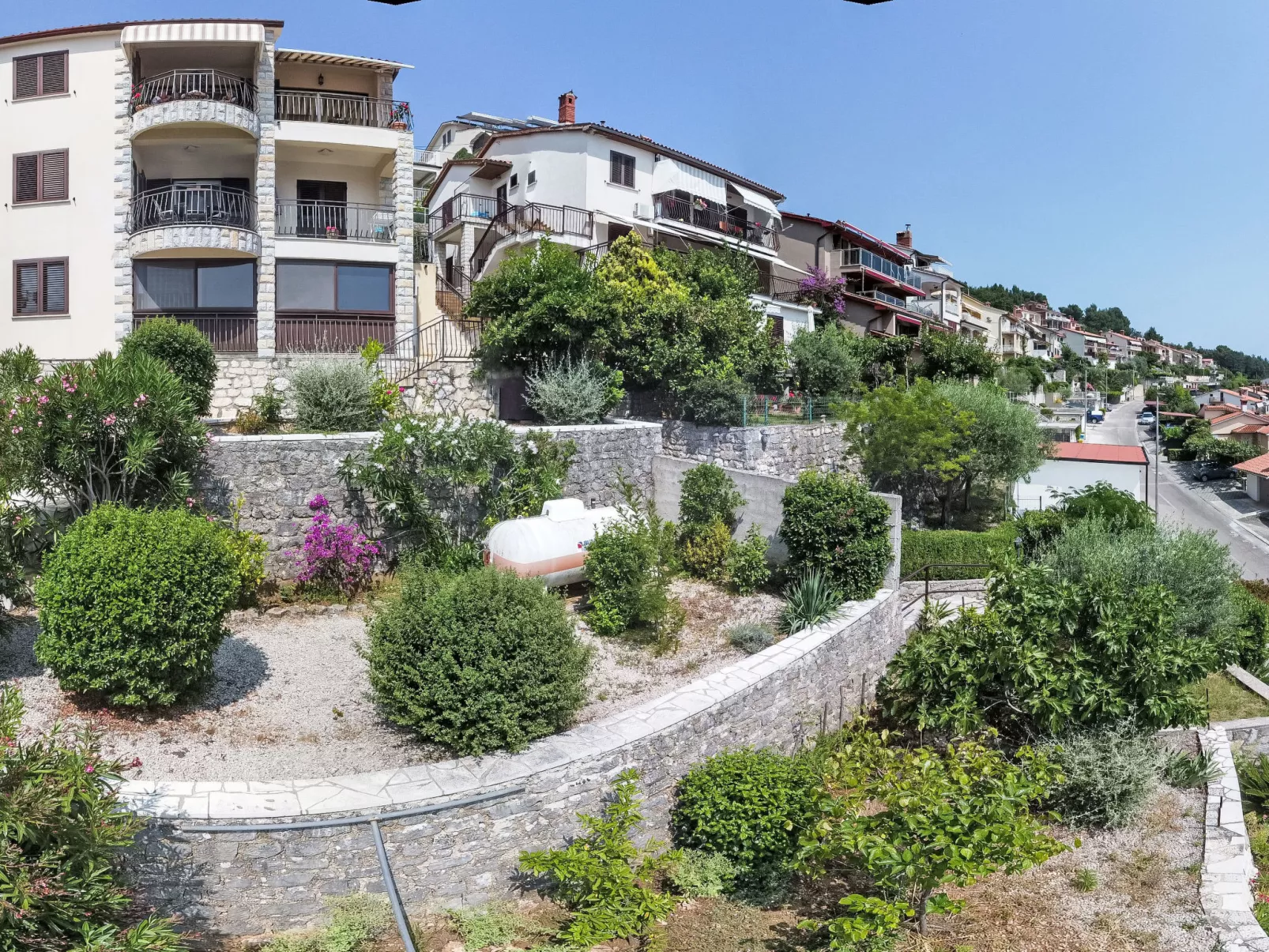 Partial sea & city view - Buiten