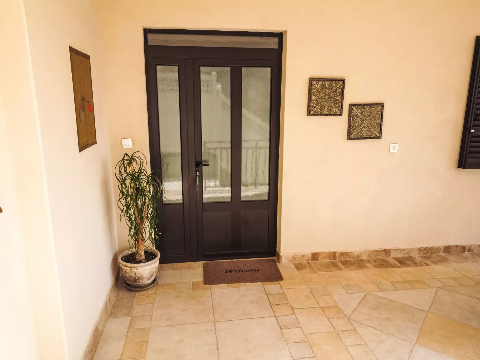 Partial sea & city view - Binnen