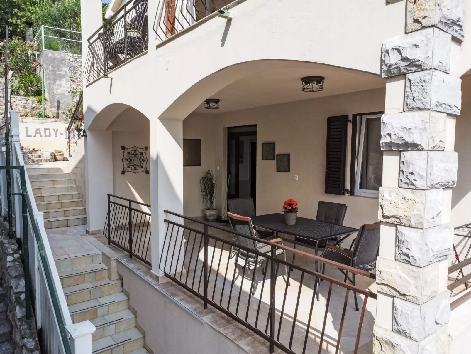 Partial sea & city view - Buiten