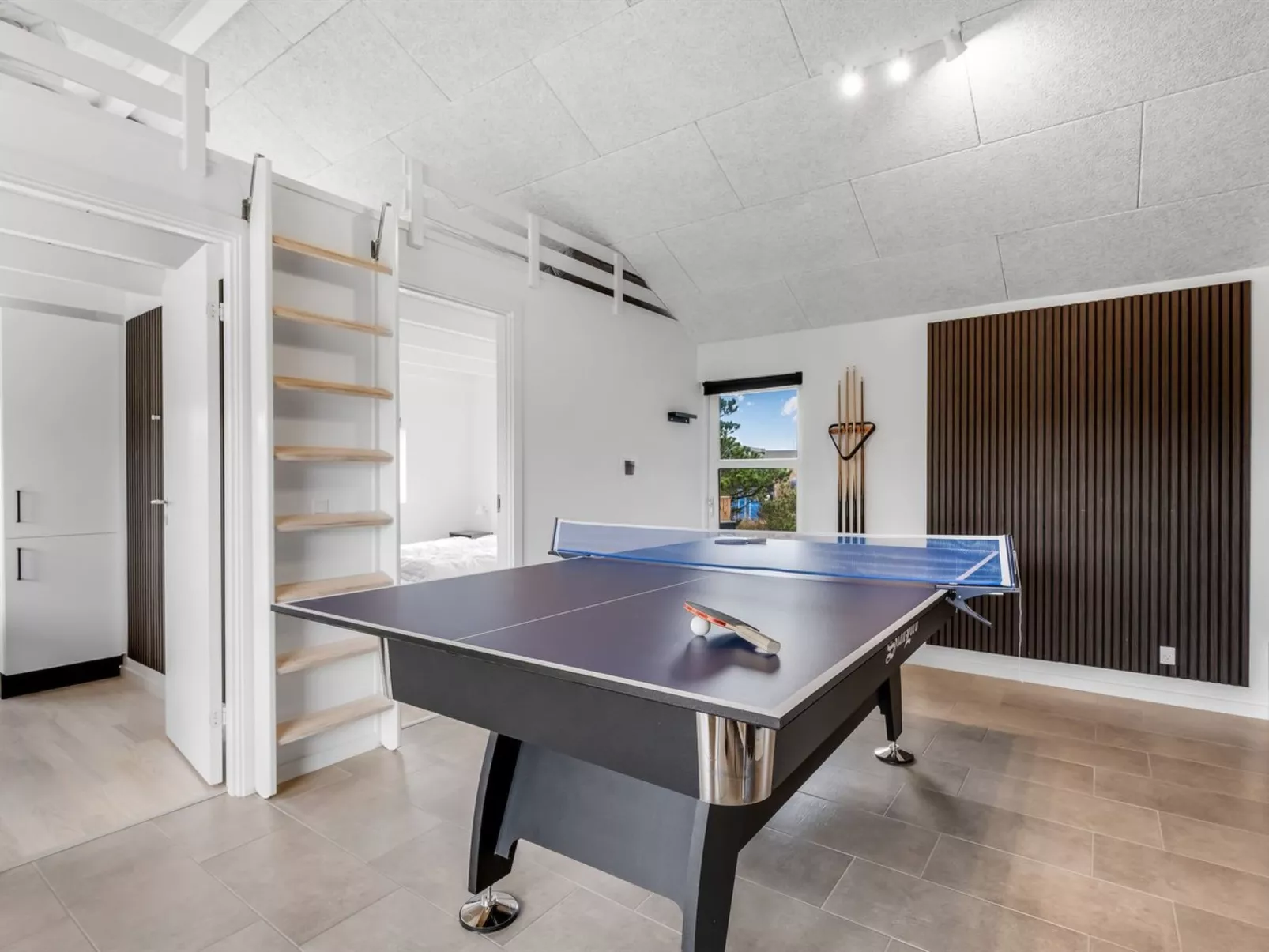 "Niesina" -  from the sea - Binnen