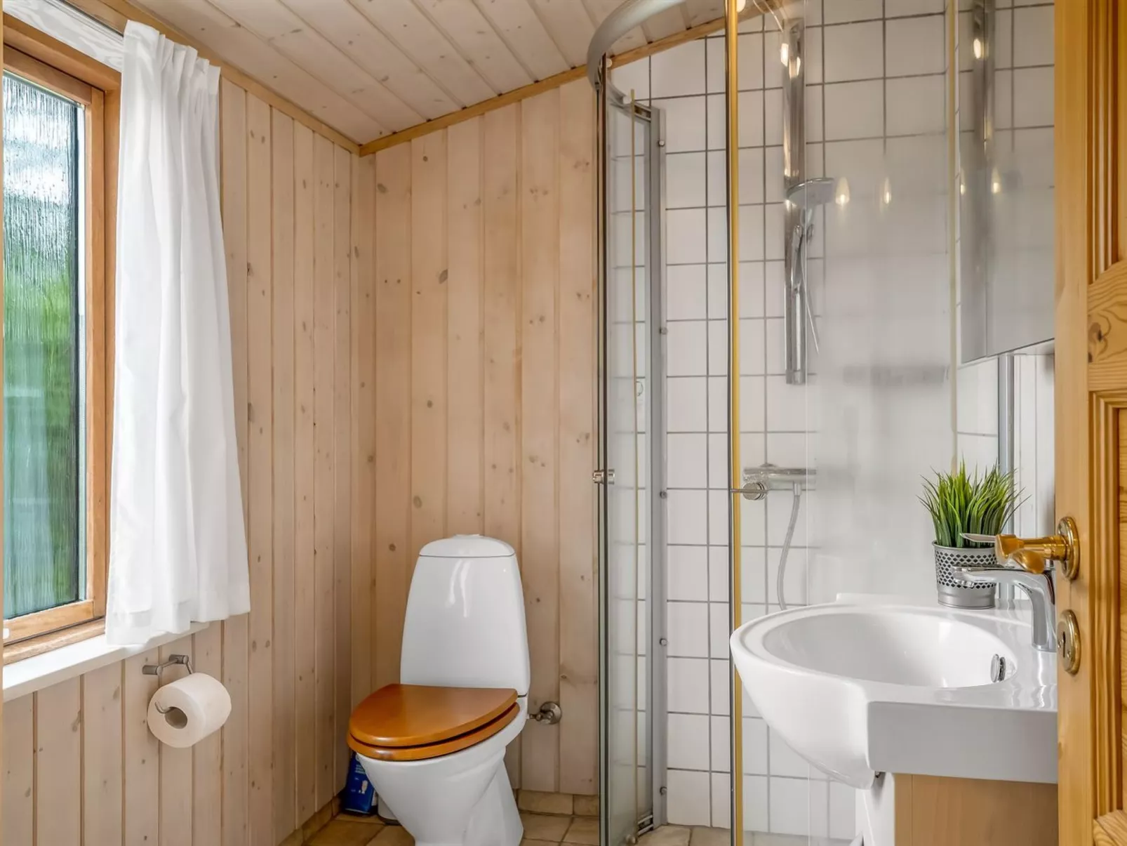 "Signhild" - 5m to the fjord - Binnen