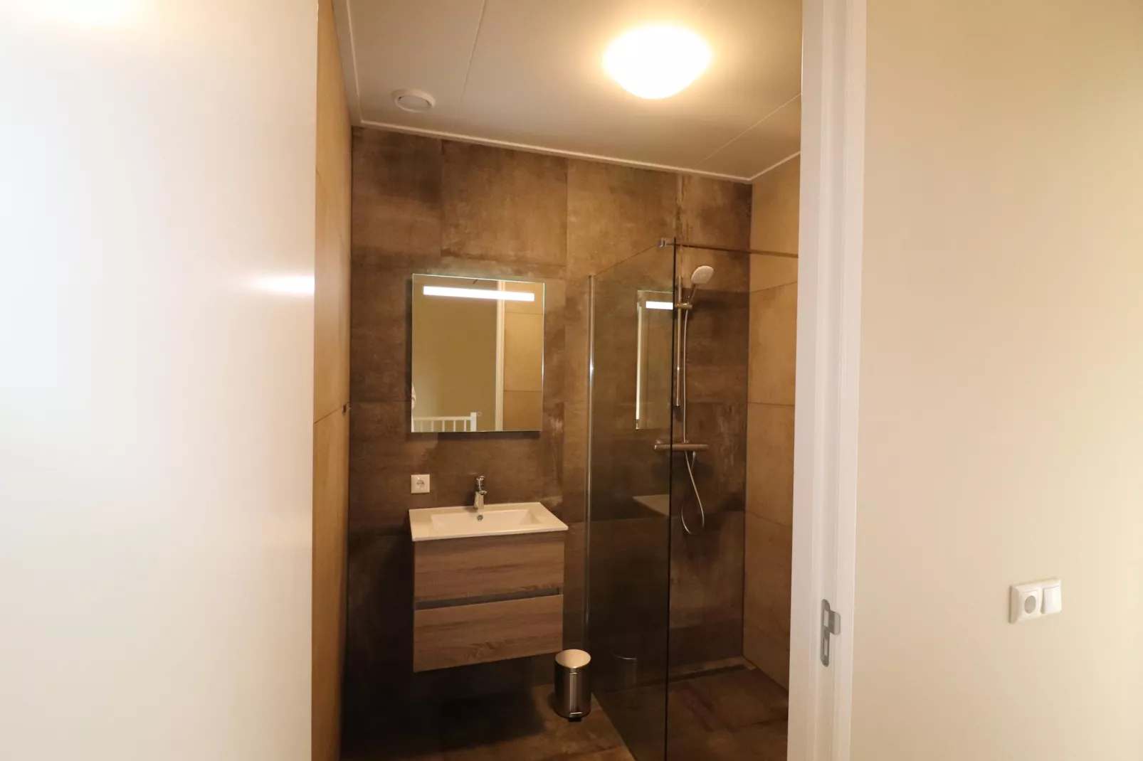 Moderne villa op het Friese platteland - Badkamer