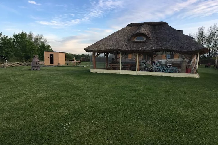 Apartament LEŚNY Ustronie Morskie - Tuinen zomer