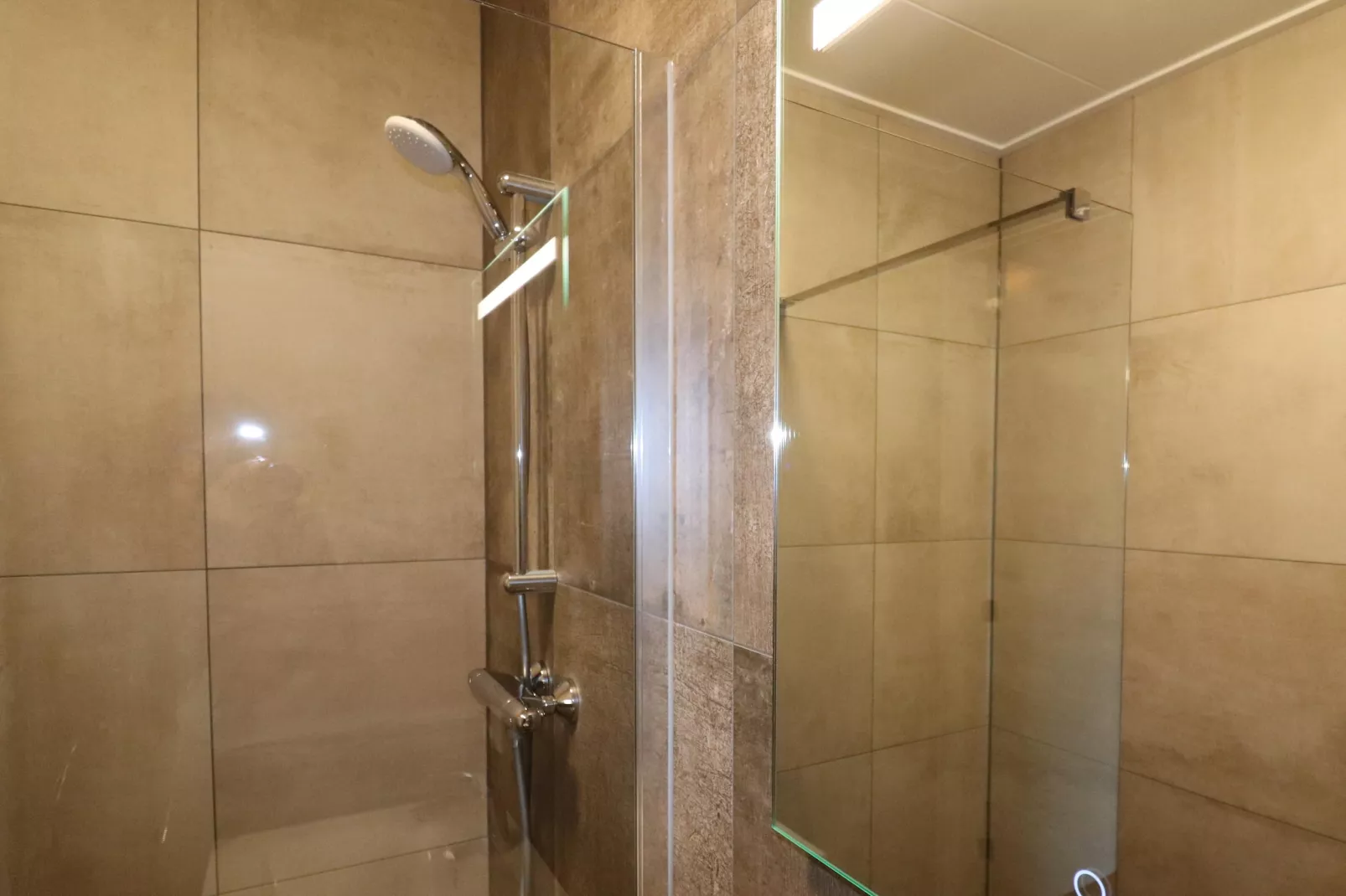 Moderne villa op het Friese platteland - Badkamer