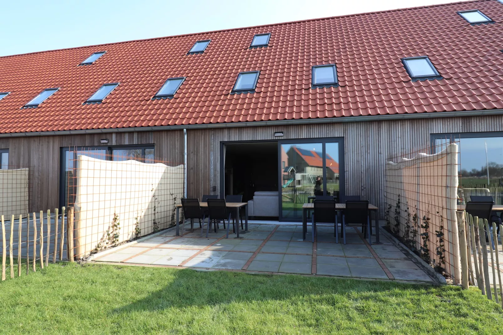 Moderne villa op het Friese platteland - Buitenkant zomer