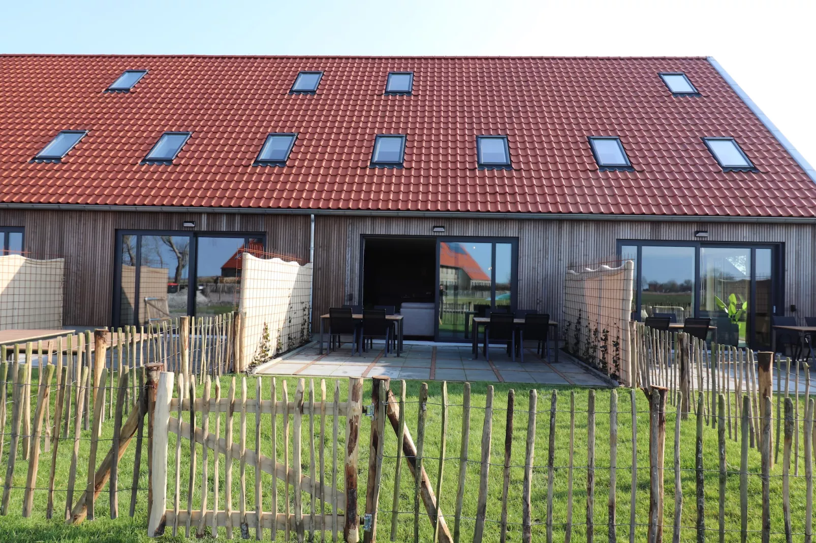 Moderne villa op het Friese platteland - Terrasbalkon