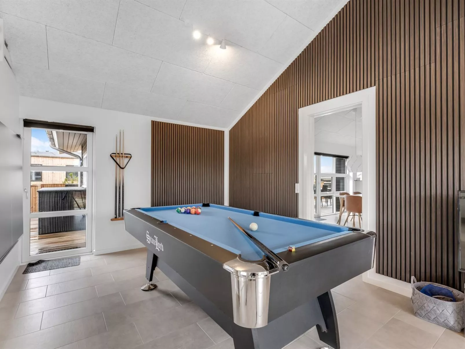 "Niesina" -  from the sea - Binnen