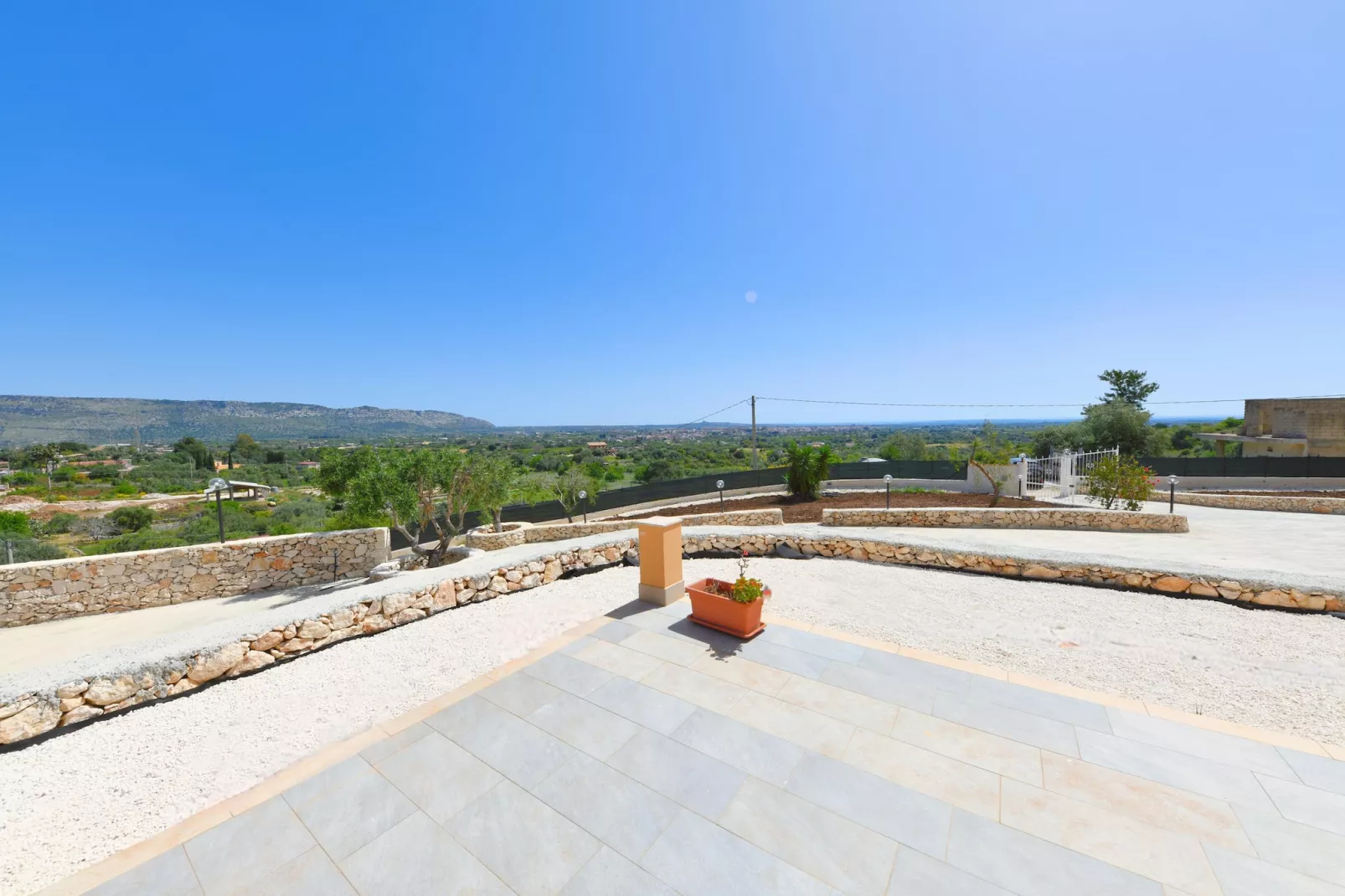 Villa Panorama mit Privatpool - Buitenlucht