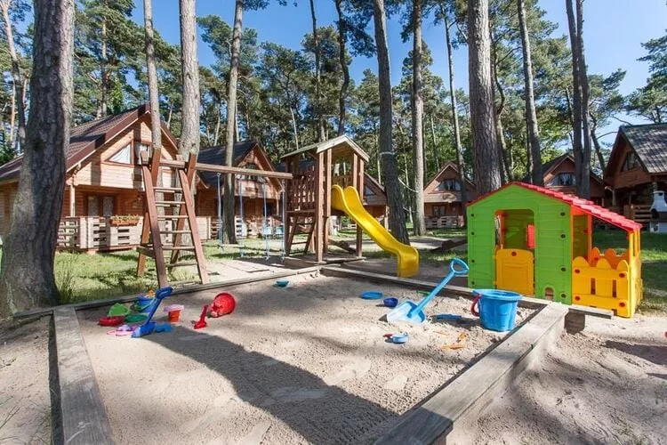 Drewniane domki wakacyjne Pobierowo-Tuinen zomer