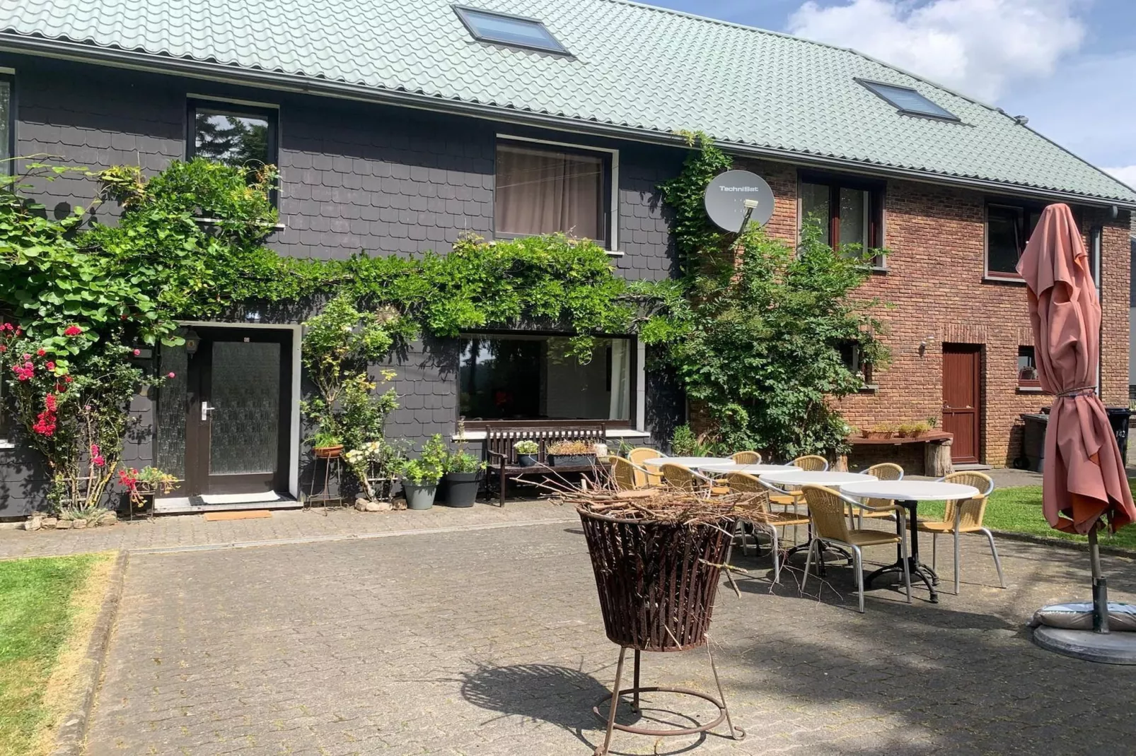 Haus Hunnenberg 2 - Buitenkant zomer