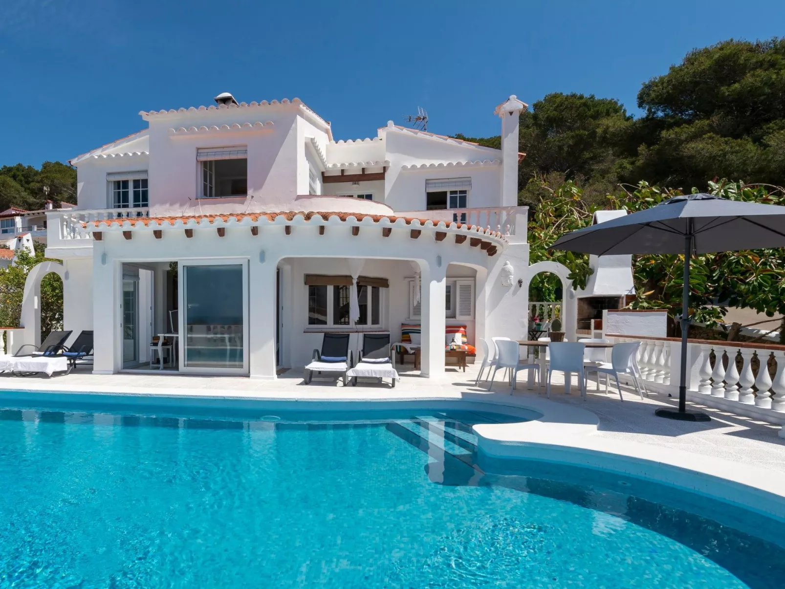 Strandnahe Villa German mit großer Poolterrasse - Image-tags.info