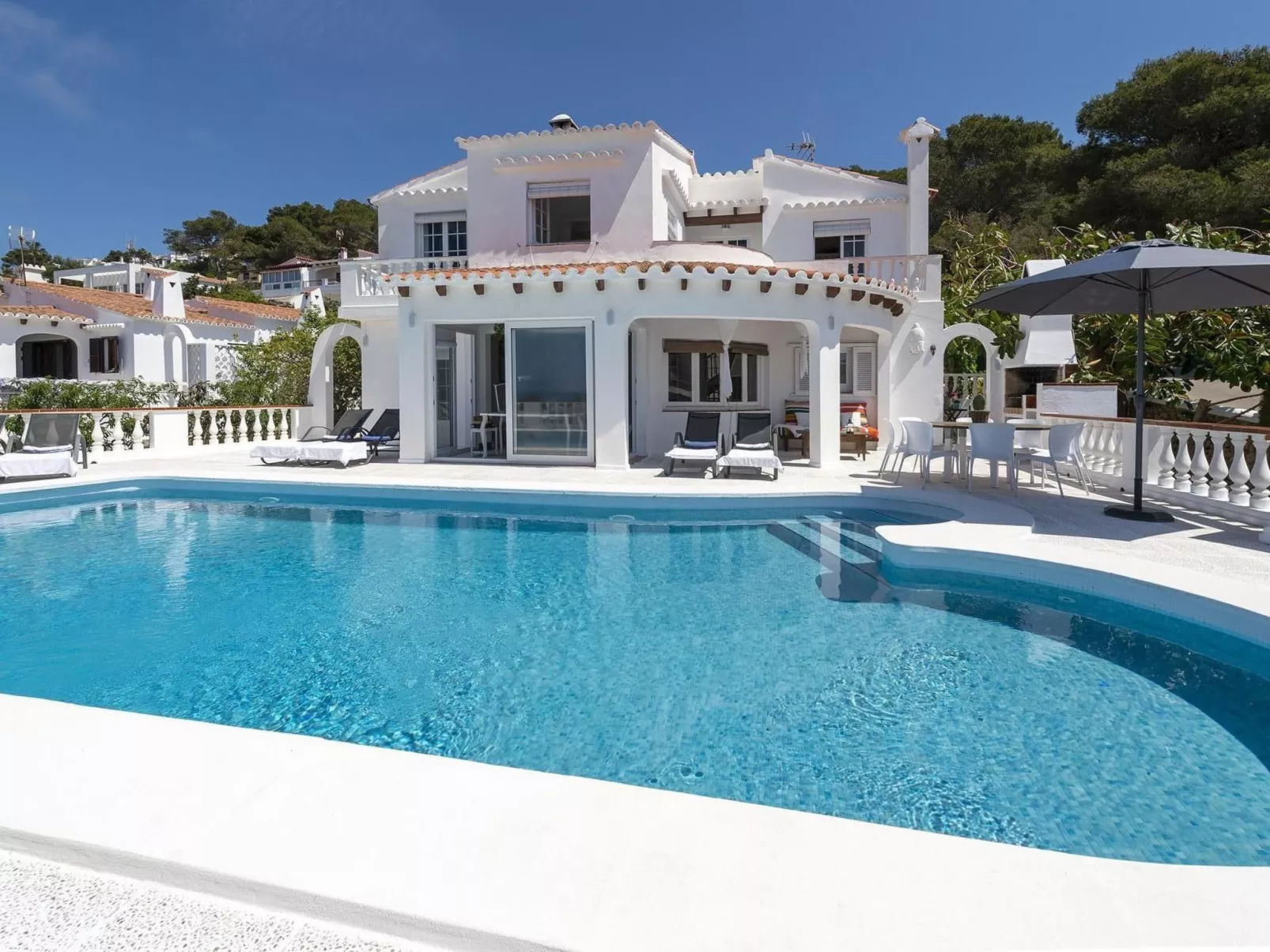 Strandnahe Villa German mit großer Poolterrasse - Image-tags.info