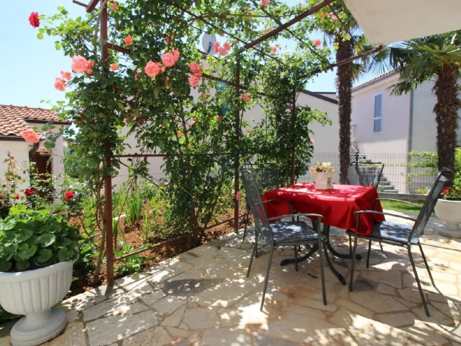 Pinia in Strandnähe  mit Garten - Image-tags.info