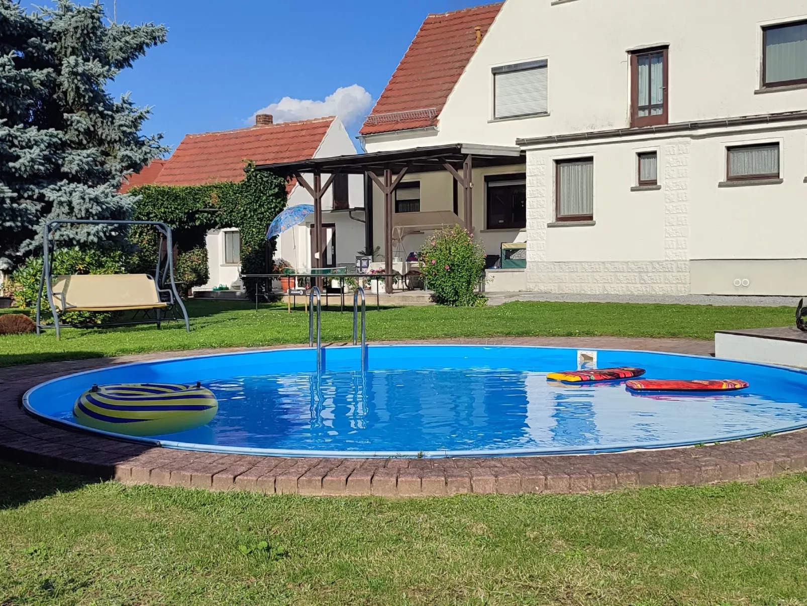 Große Ferienwohnung in Niedergurig mit Großem Ga - Buiten