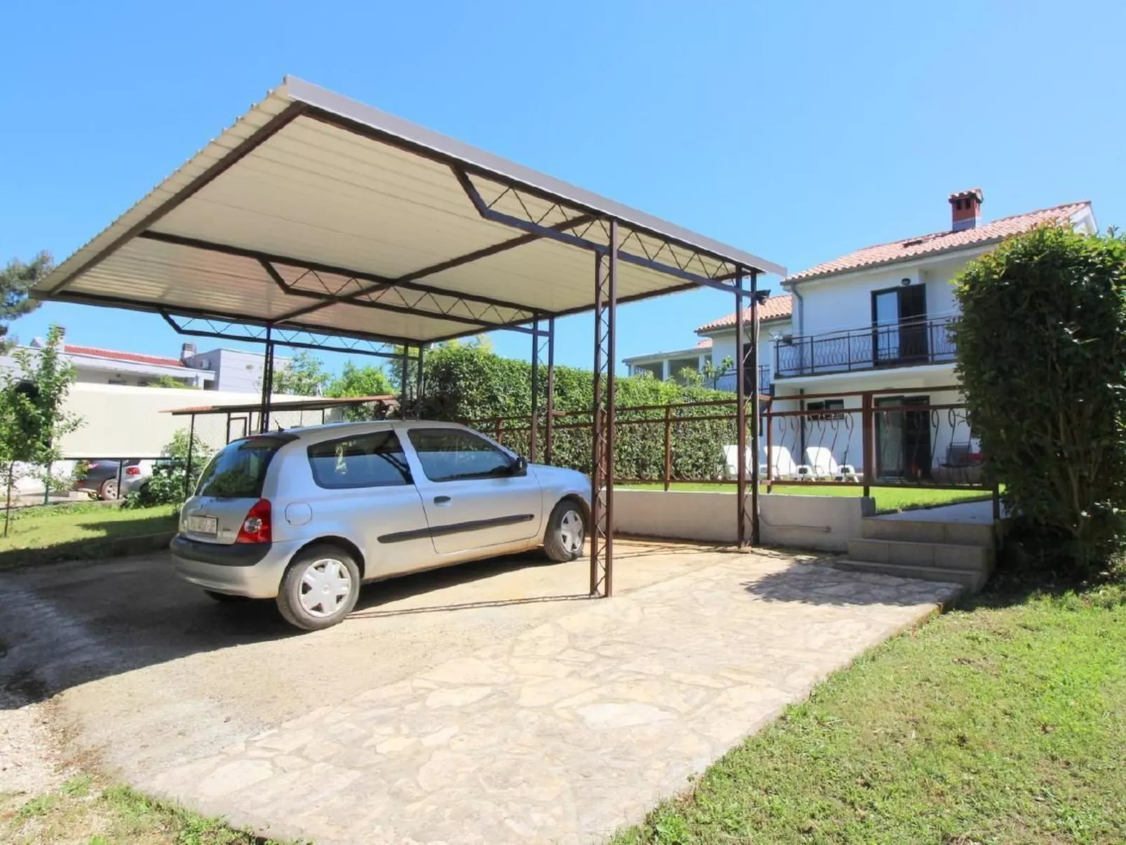 Pinia in Strandnähe  mit Garten - Image-tags.info