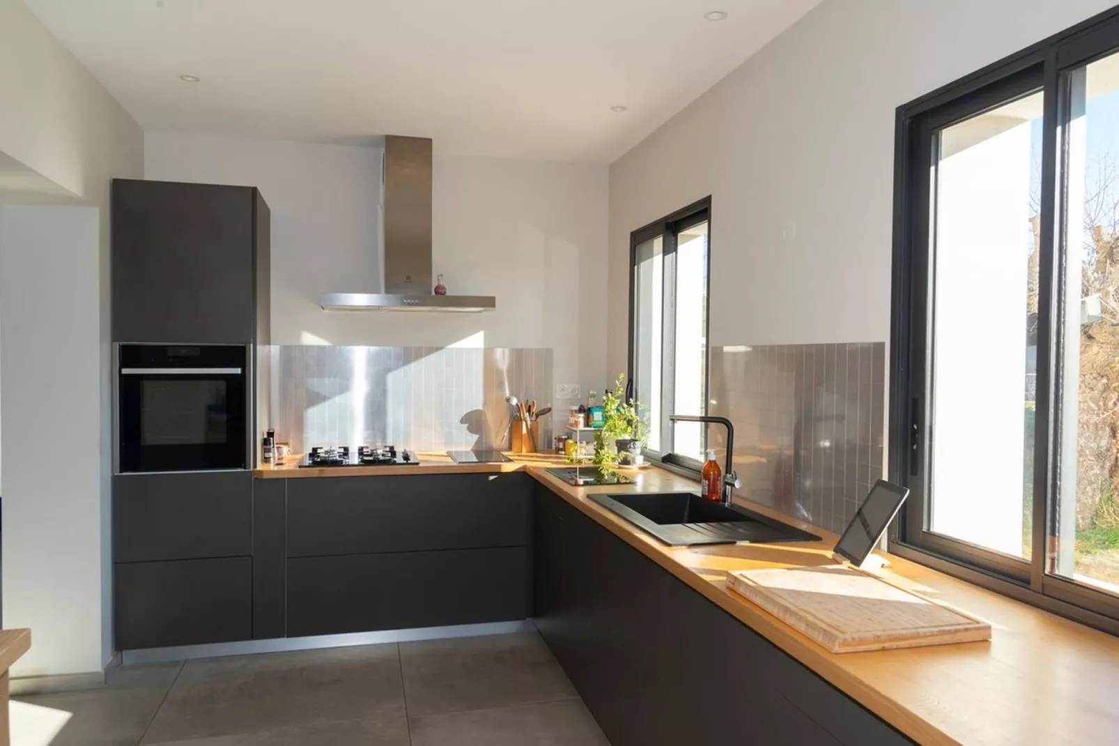 Belle maison avec piscine à débordement chauffée - Keuken