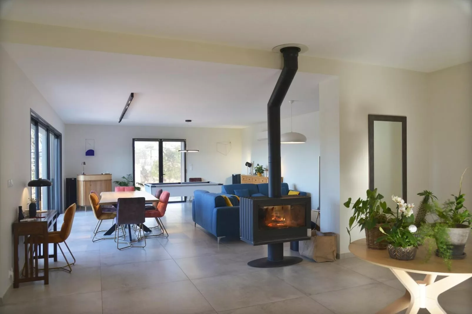 Belle maison avec piscine à débordement chauffée - Eetkamer