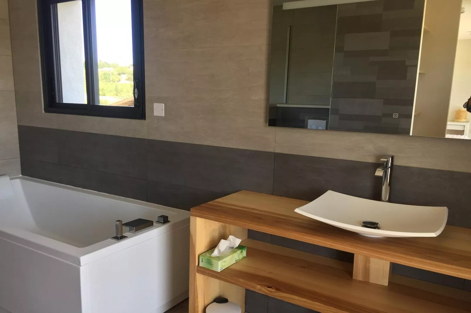 Belle maison avec piscine à débordement chauffée - Badkamer