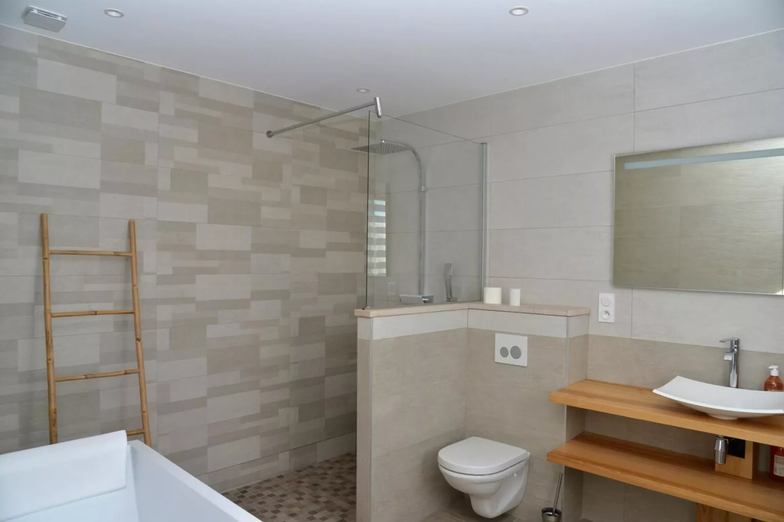 Belle maison avec piscine à débordement chauffée - Badkamer