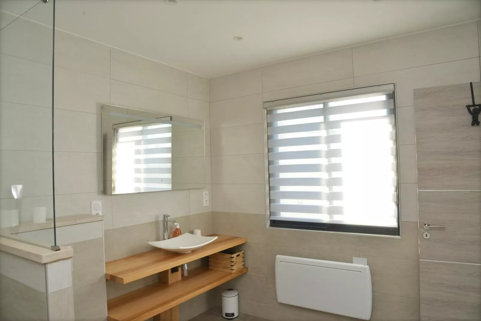 Belle maison avec piscine à débordement chauffée - Badkamer