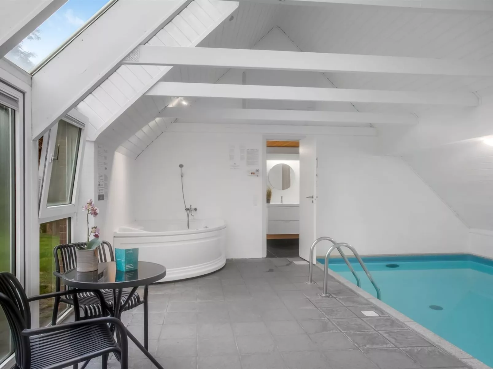 "Laetitita" -  from the sea - Buiten