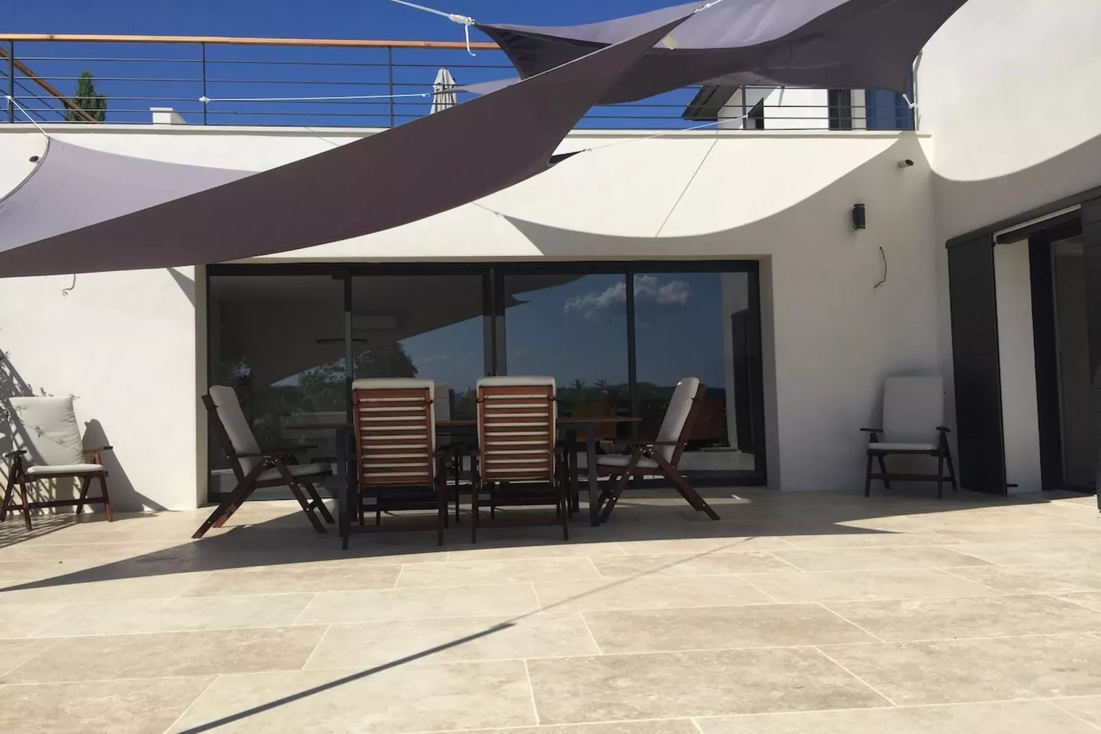 Belle maison avec piscine à débordement chauffée - Terrasbalkon