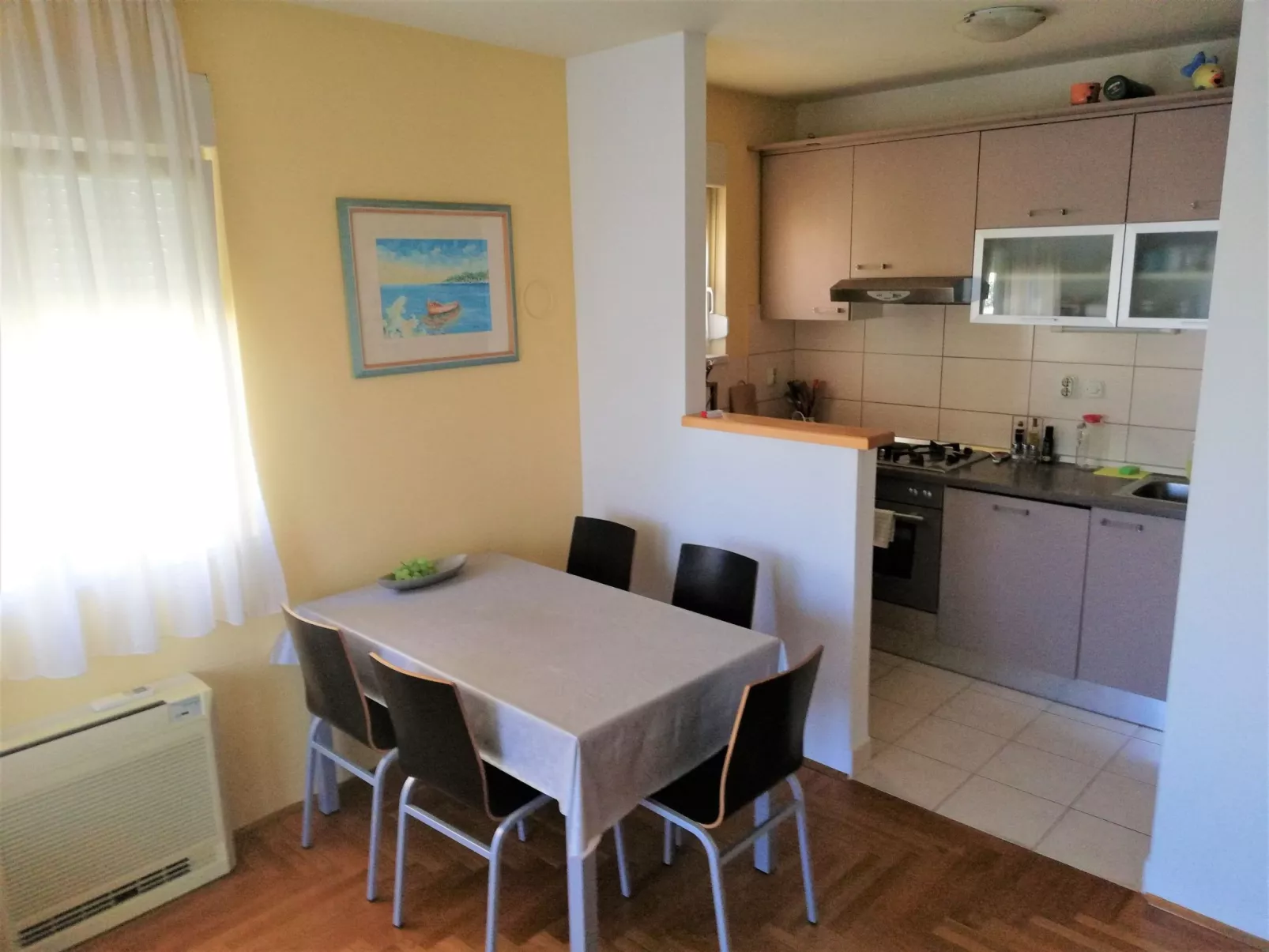 Zentrale Ferienwohnung mit überdachtem Balkon