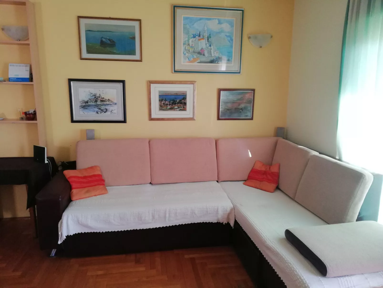 Zentrale Ferienwohnung mit überdachtem Balkon