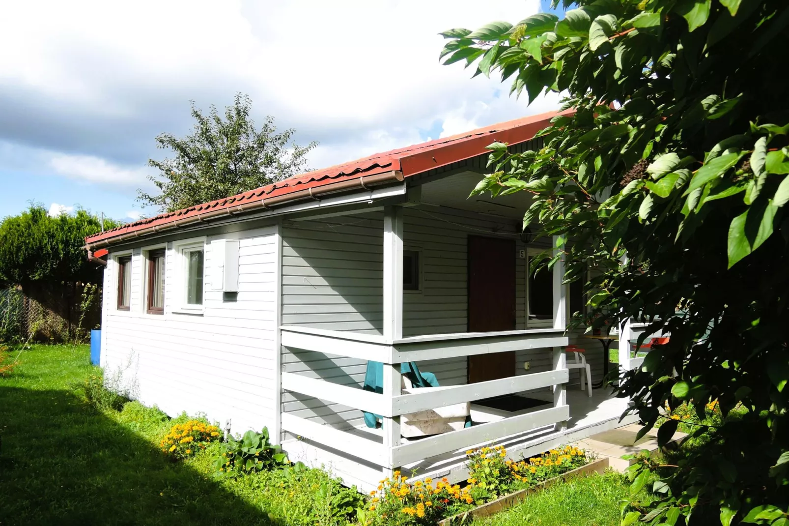 Bungalow Pod słonecznikiem 2-Buitenkant zomer