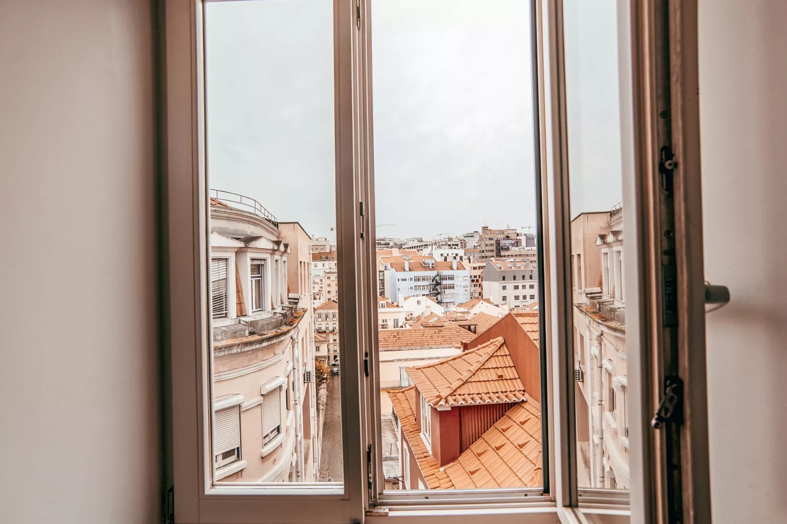 Central & Typical Lisboa by GT House - Uitzicht zomer