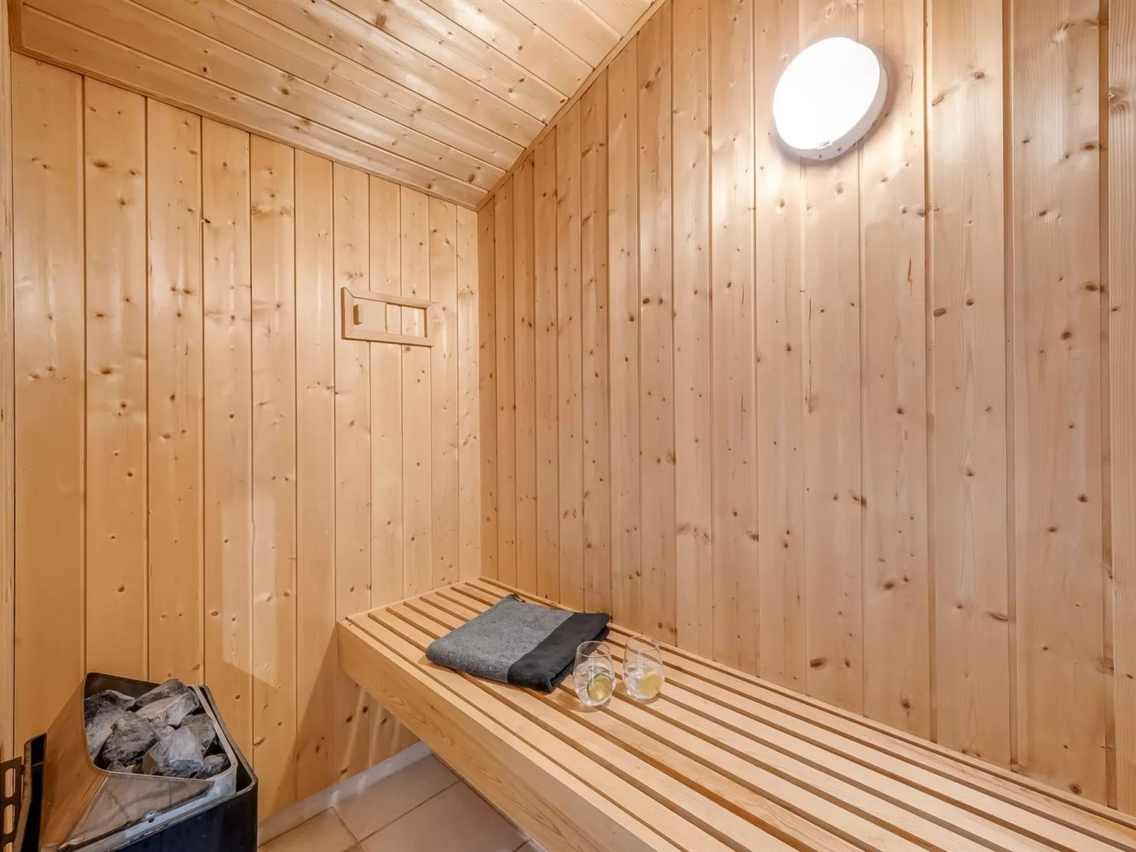 "Ingbritt" - 700m to the fjord - Binnen