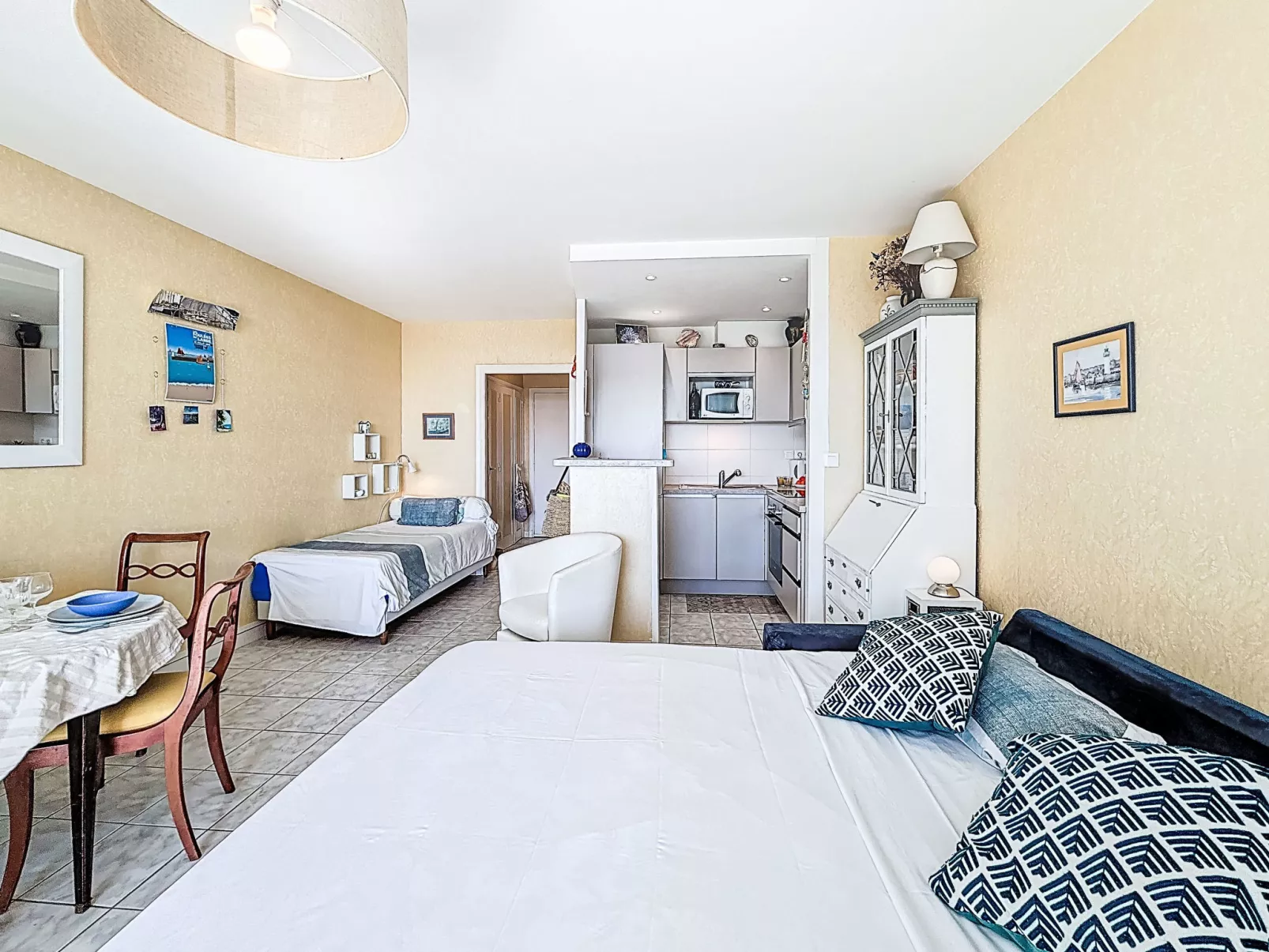 Les Trois Iles - Binnen