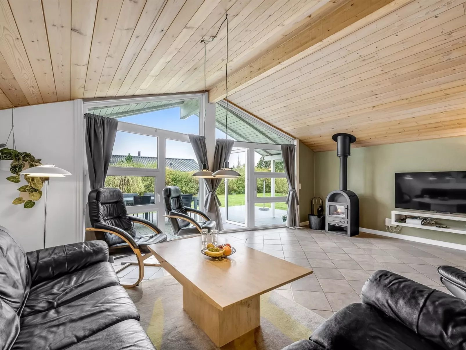 "Ingbritt" - 700m to the fjord - Binnen