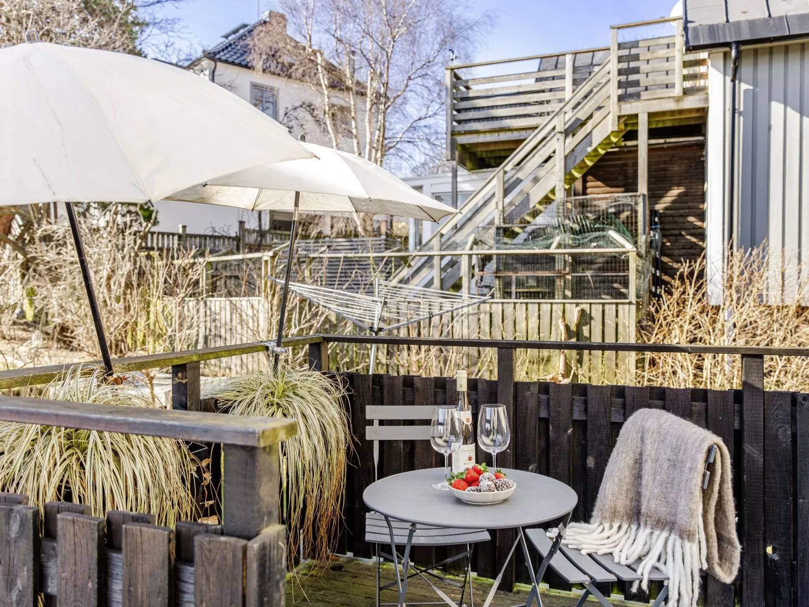 Vårhemsplatsen - Buiten