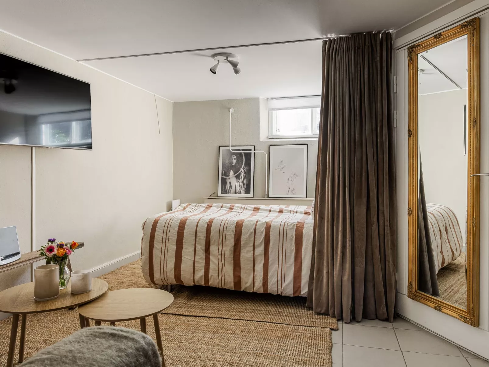 Vårhemsplatsen - Binnen