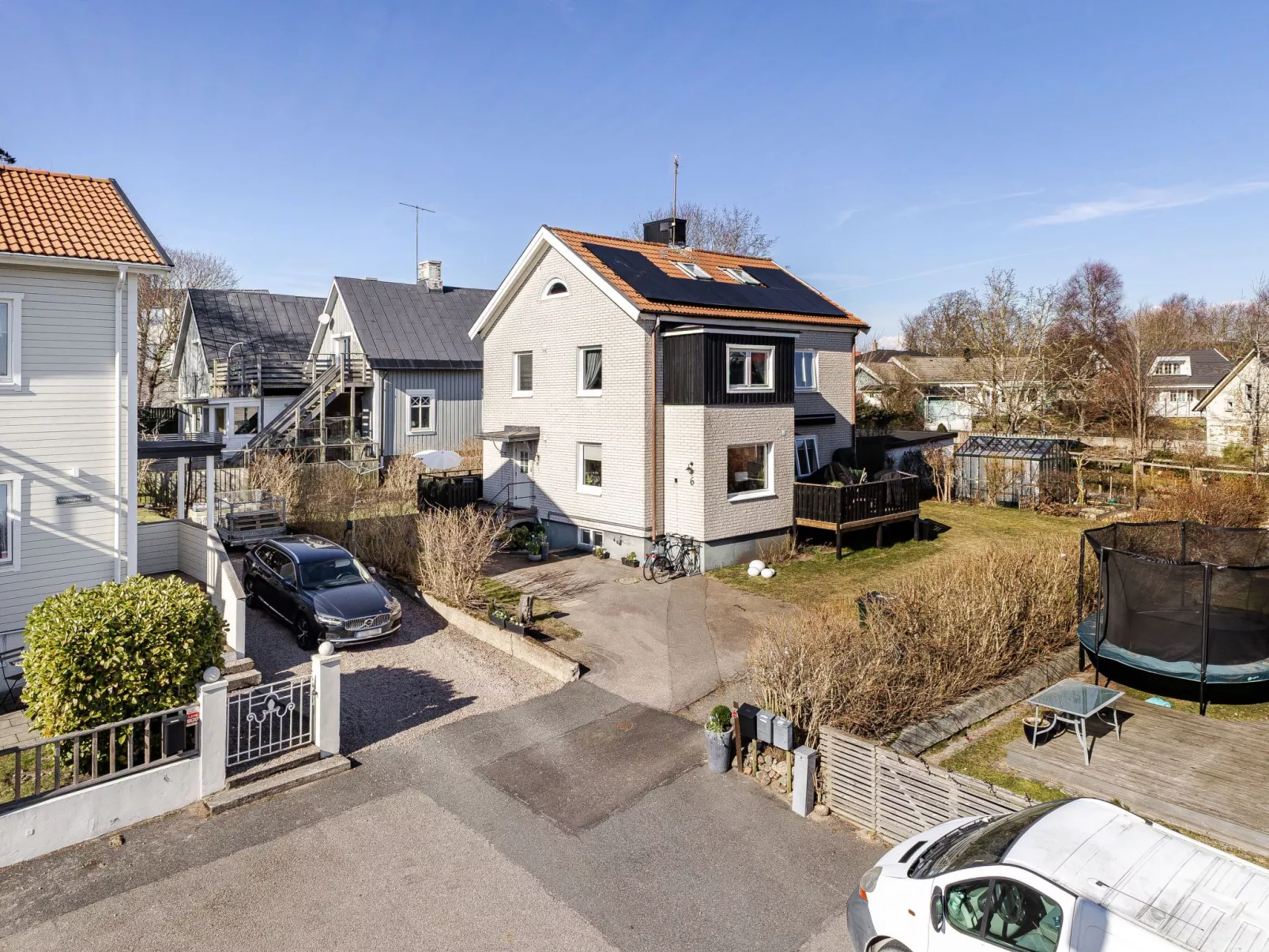 Vårhemsplatsen - Buiten