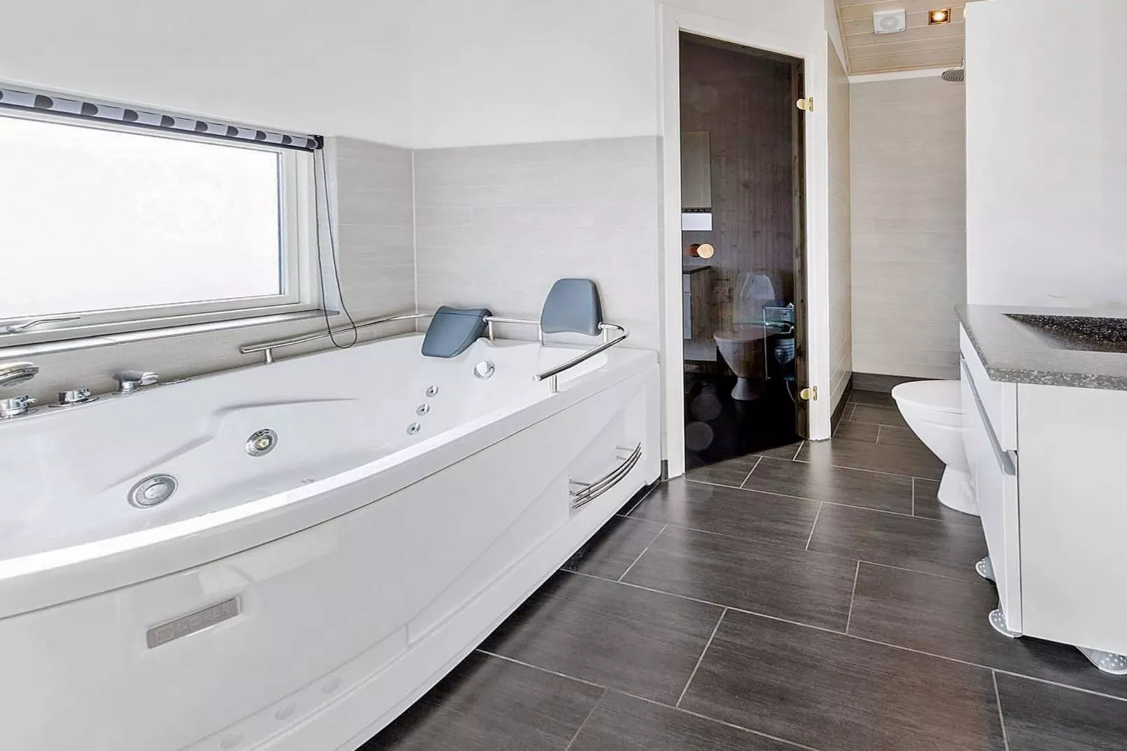 Vakantiehuis aan de kust met spa en sauna - Spa