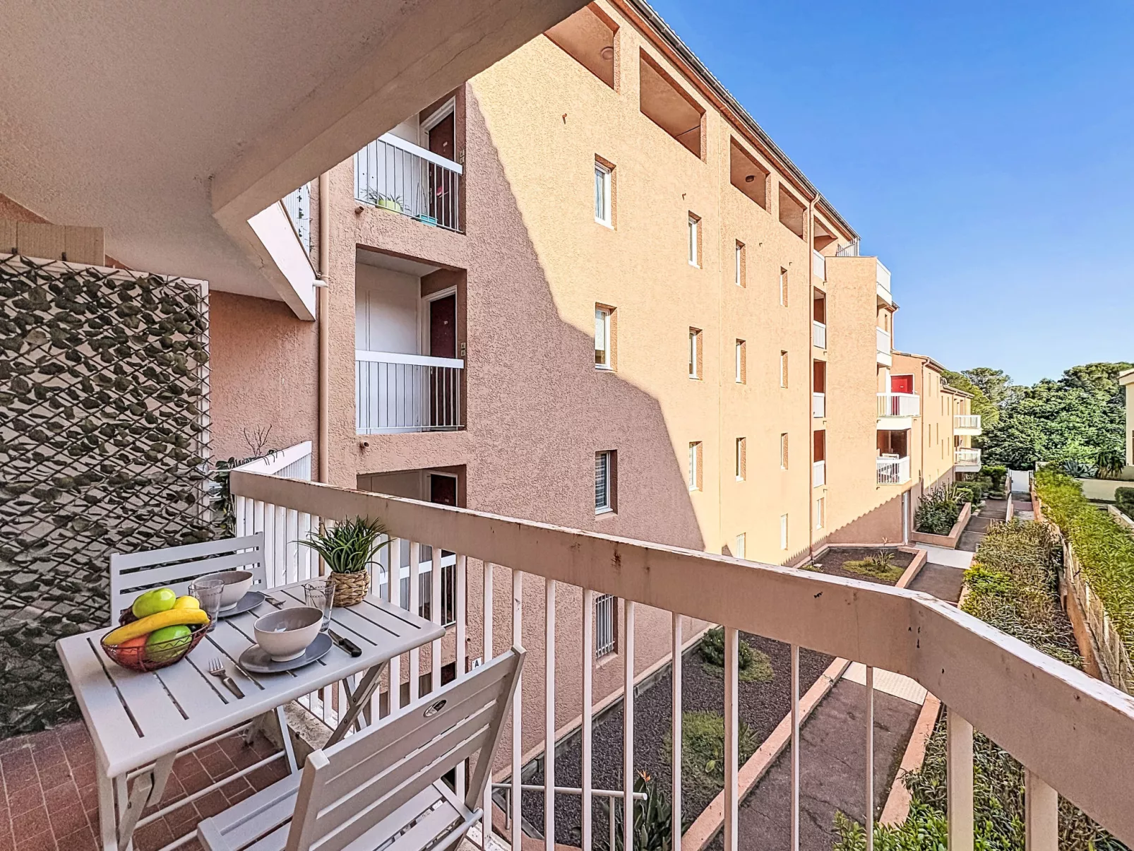 Le Saint François - Buiten