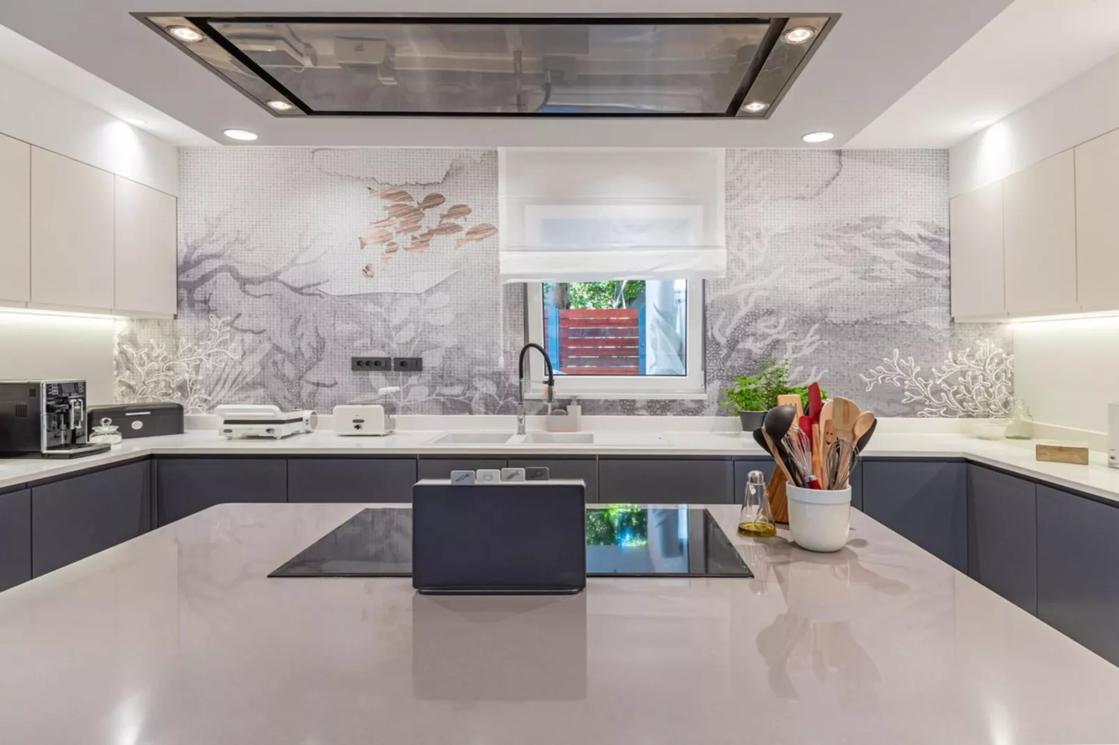 Luxury Villa Velvet Bourbon Split w/ Pool & Tennis