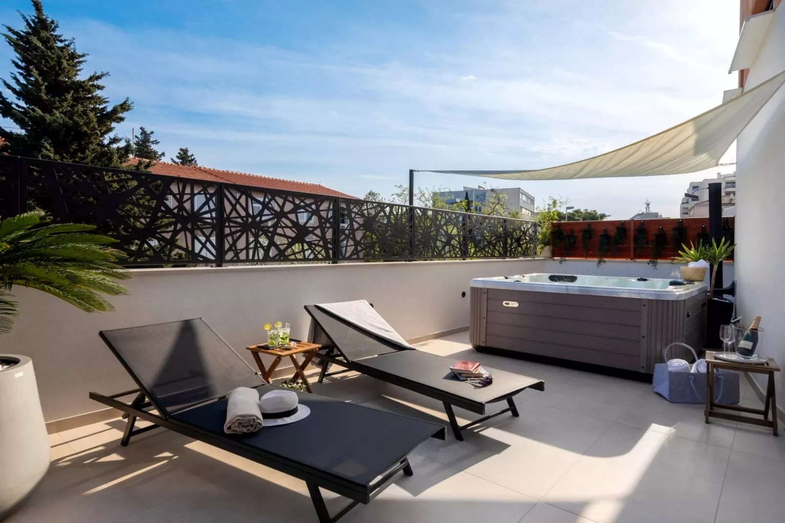 Luxury Apartment Silvery Split with Sauna, Jacuzzi - Terrasbalkon