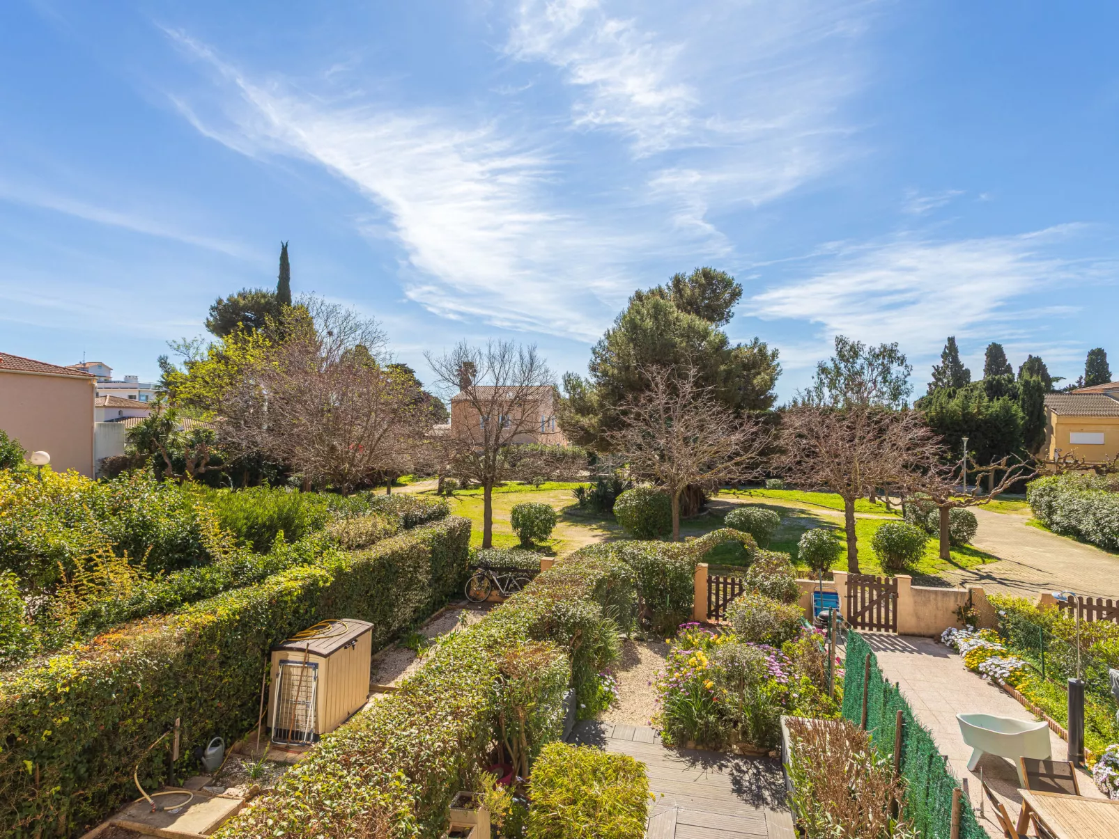 Les Iles Du Soleil - Buiten