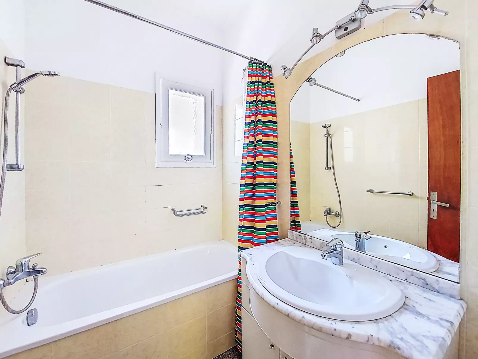 Les Trois A - Binnen