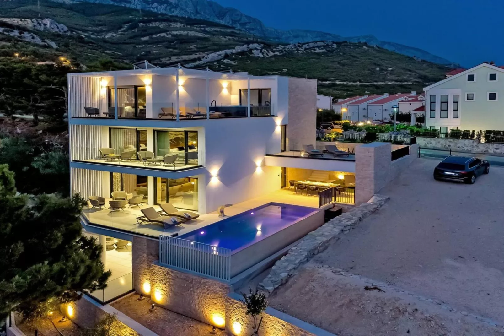 Luxury Villa Delight II – Promajna, Heated Pool - Buitenkant zomer