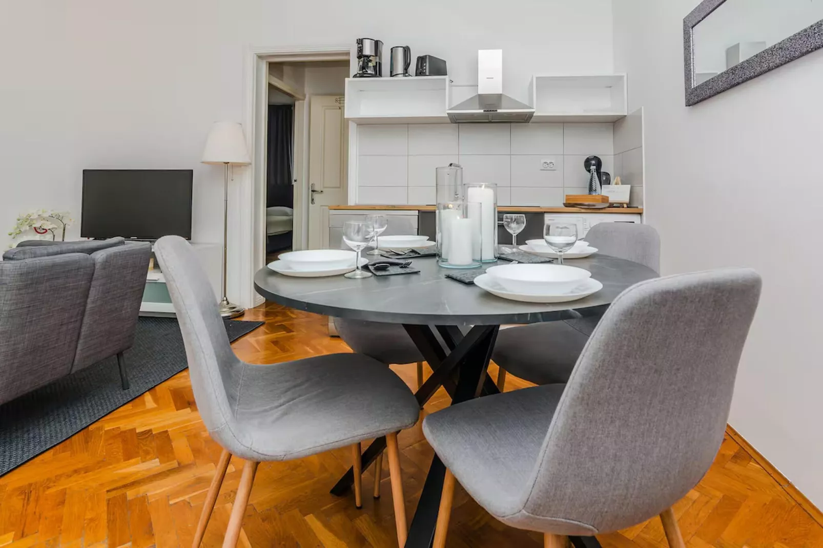 Royal Selection with Pool - Four - Eetkamer