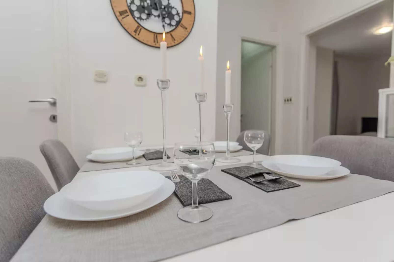 Royal Selection with Pool - One - Eetkamer