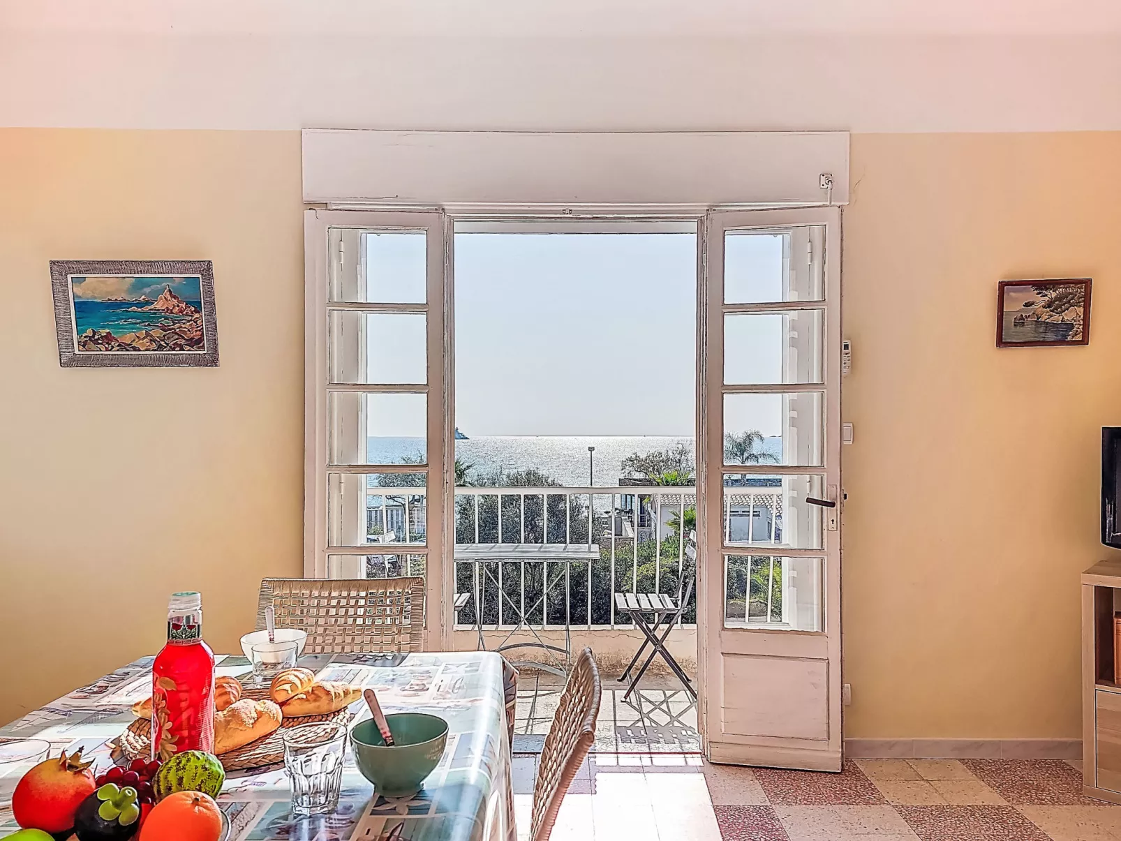 Les Trois A - Binnen