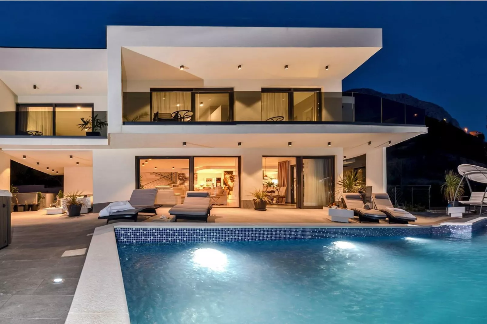 Luxury Villa Happiness Omis with Pool, Gym & Sauna - Buitenkant zomer