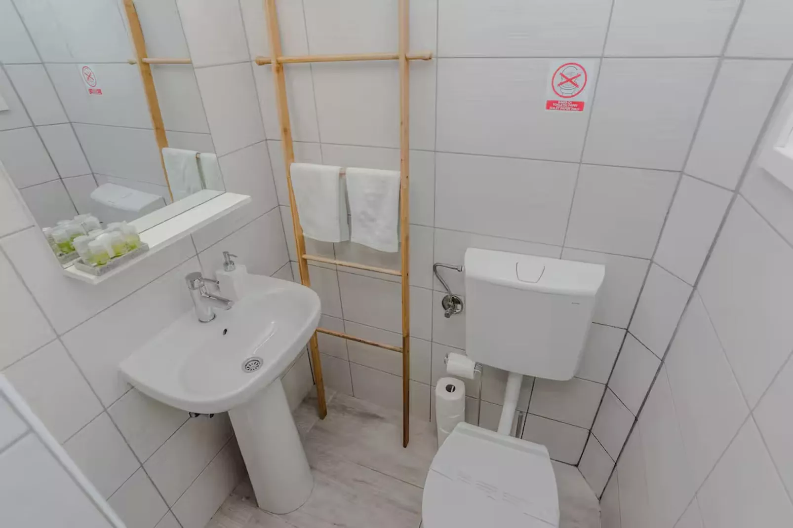 Royal Selection with Pool - One - Badkamer