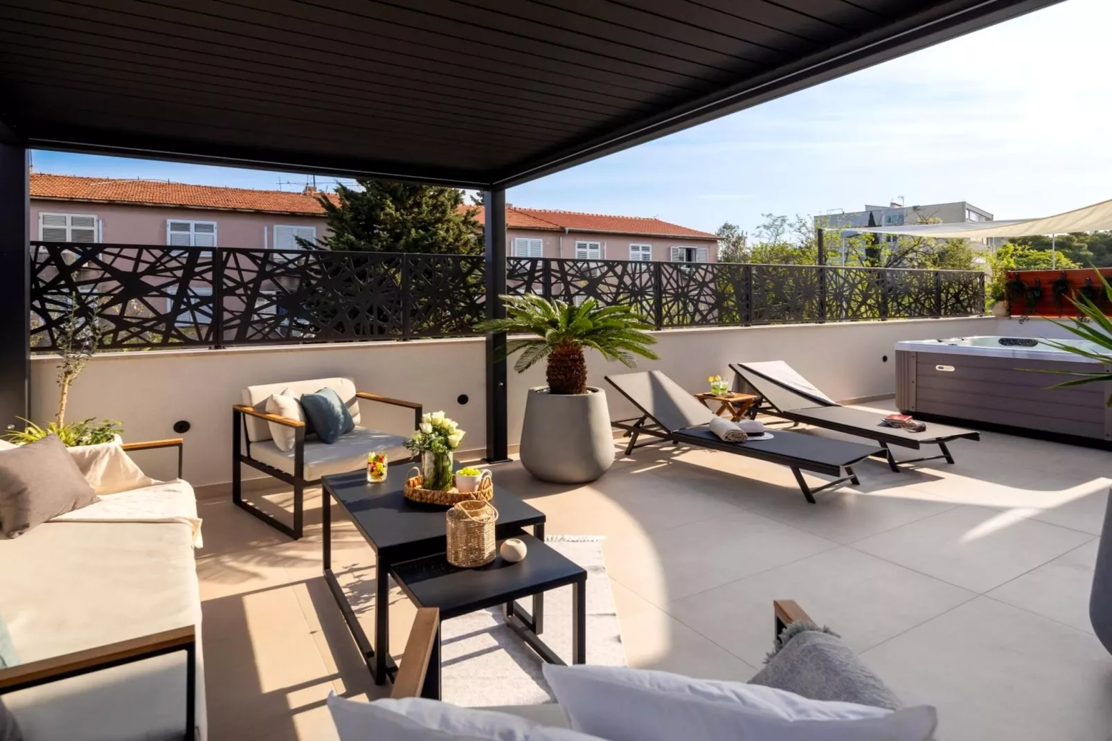 Luxury Apartment Silvery Split with Sauna, Jacuzzi - Terrasbalkon