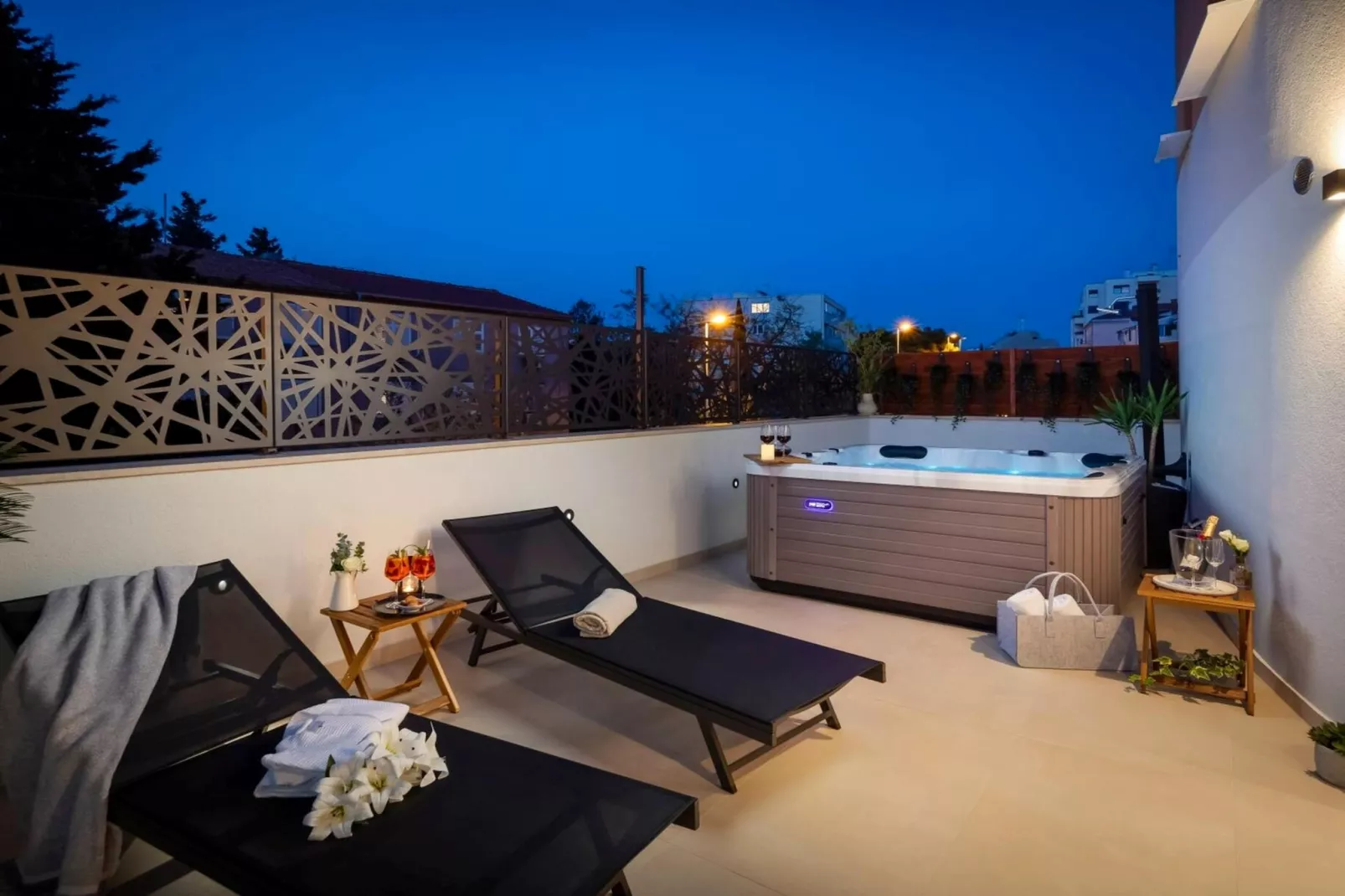 Luxury Apartment Silvery Split with Sauna, Jacuzzi - Terrasbalkon